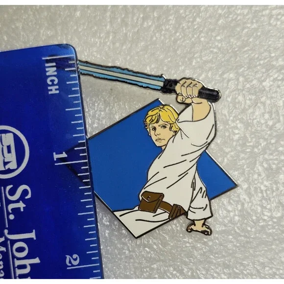 Disney Pin 164370 Luke Skywalker Lightsaber - Star Wars - Picture 2 of 3
